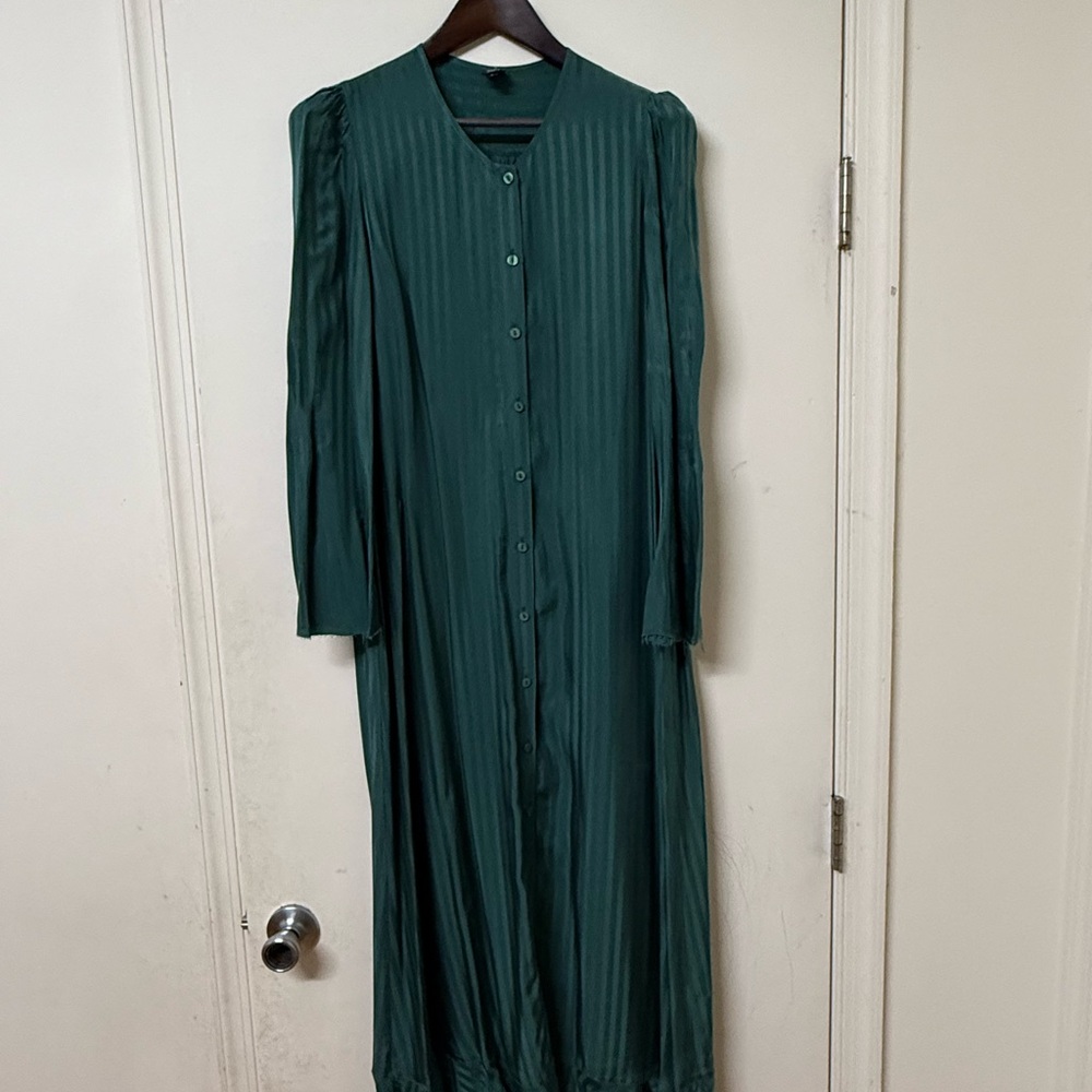 Elegant Green Long Sleeve Button-Up Dress